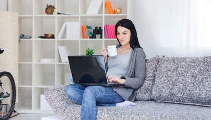 Según la ciencia, trabajar desde casa hace a la gente más feliz y productiva | Karen Bazail