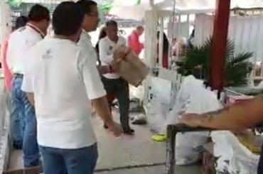 Reciben víveres en centros de acopio para afectados por temblor | Karen Bazail