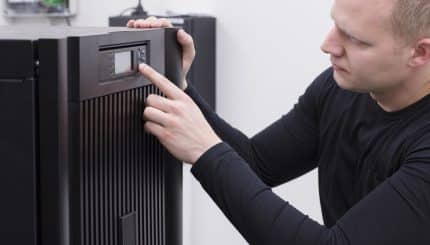 Es posible que, en lugar de reemplazar tu UPS, puedas optar por revitalizar o modernizarlo. En algunos casos, la decisión estará en tus manos y en otras no.