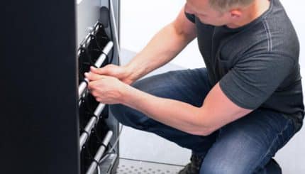 Lider en soluciones de gestion energetica. Cuidado Baterías de UPS,la energía continua depende del mantenimiento preventivo