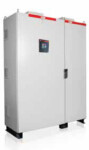 Banco capacitor, con capacidad de 50 kva, marca APC, número de serie A48G050C05APC. APC ofrece una gama de potencias que va desde 50 a 150 kVAR .
